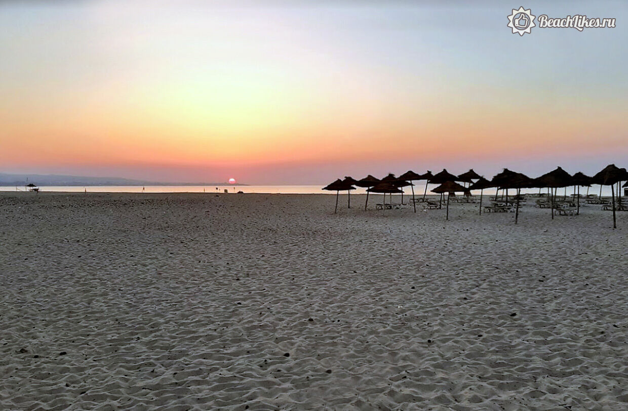 Настоящее фото пляжа отеля Occidental Marco Polo Хаммамет Тунис