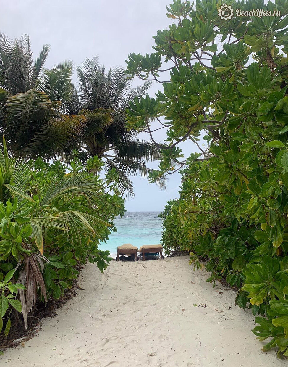 Мальдивы хороший пляж у аэропорта Мале