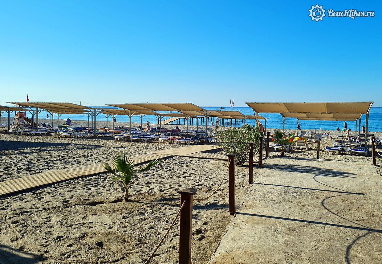 Пляж отеля Club Turtaş Beach Hotel в Алании