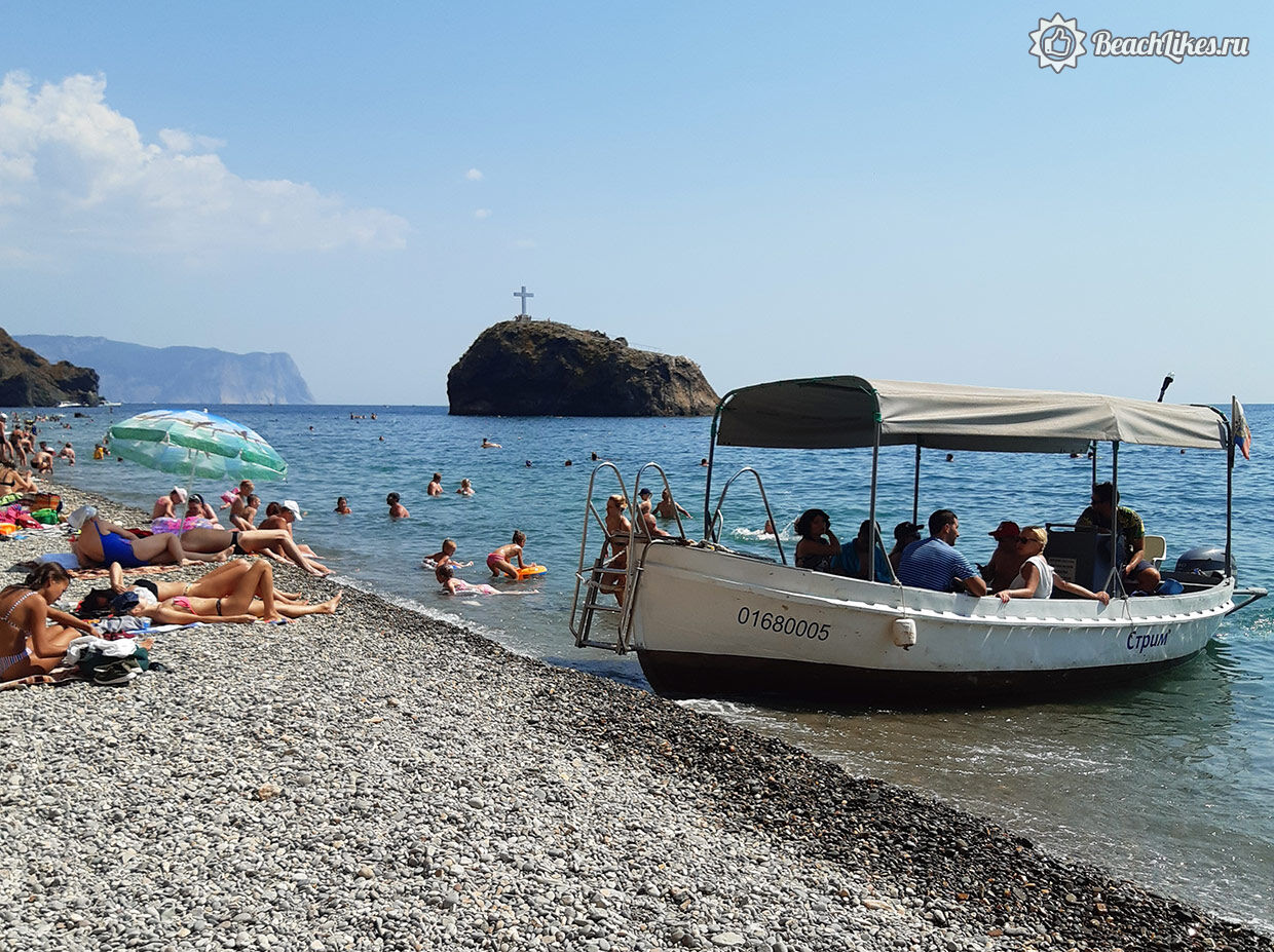 Яшмовый пляж в Крыму лодочка и паром