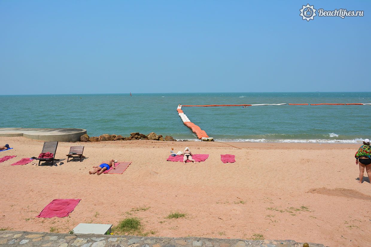 Вода на пляже в Паттайе