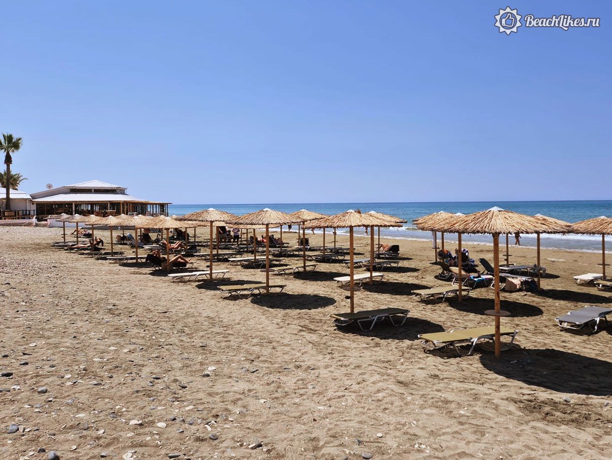 Пляж Курион на Кипре инфраструктура и шезлонги