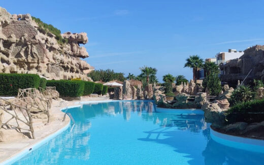 Пляж отеля Caves Beach Resort в Хургаде в Египте