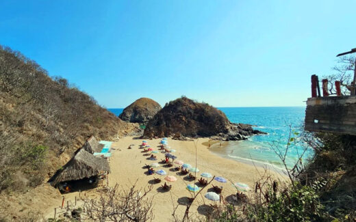 Пляж Playa del Amor на курорте Пуэрто-Анхель в Мексике